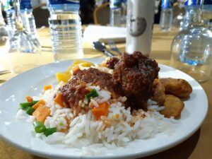 This picture shows a chicken and rice meal arranged on a plate.